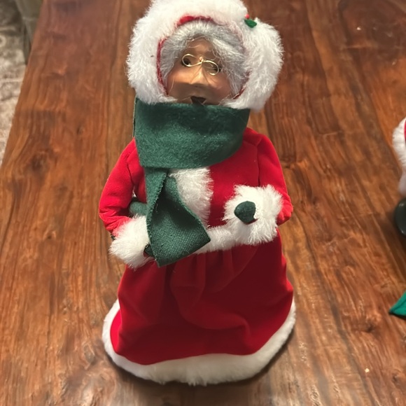 Buyers’ Choice. Mr. and Mrs. Claus with children. - Picture 3 of 7